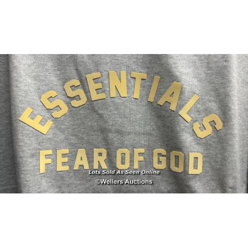 4155 - FEAR OF GOD ESSENTIALS TEE SHORT SLEEVE / CENTRAL OVAL BRANDING / S LIGHT GREY / RRP: 140 / APPEARS ... 