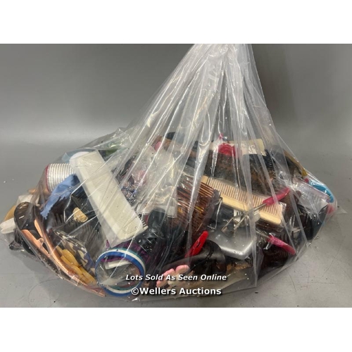 3058 - BAG OF PRE-OWNED HAIR BRUSHES AND HAIR ACCESSORIES / T13