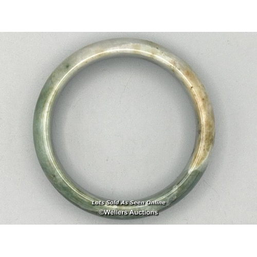 44 - Jade bangle, width 2cm internal cross section, internal diameter 6.5cm, weight 94g / SF