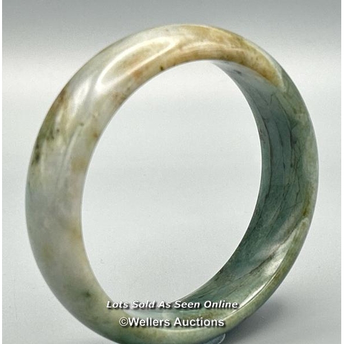 44 - Jade bangle, width 2cm internal cross section, internal diameter 6.5cm, weight 94g / SF