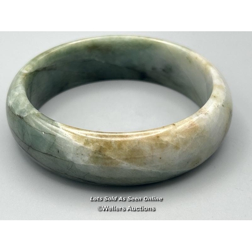 44 - Jade bangle, width 2cm internal cross section, internal diameter 6.5cm, weight 94g / SF