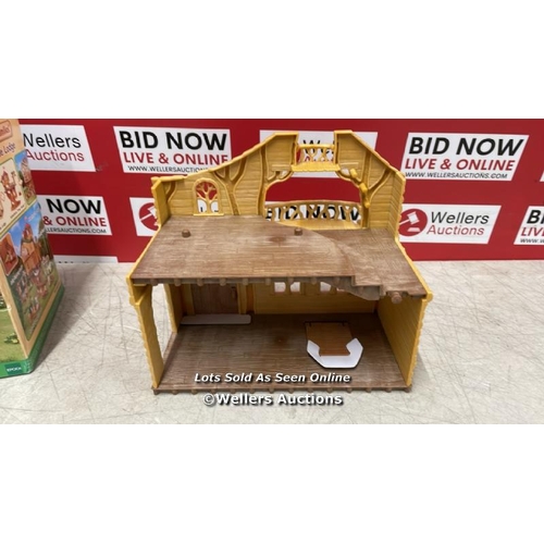 8160 - SYLVANIAN FAMILIES LAKESIDE LODGE - DOLLHOUSE PLAYSET 5451 / SIGNS OF USE/INCOMPLETE SEE IMAGES