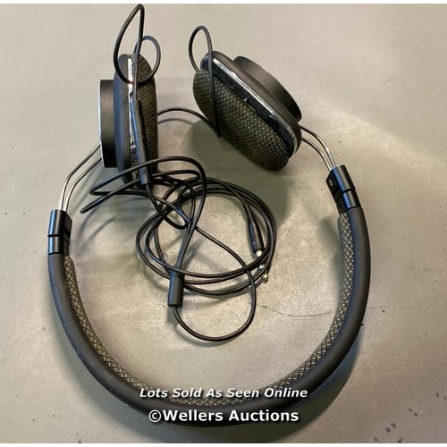 9618 - HEAPHONES: BOWERS & WILKINS P3 WITH WIRE / INCL. CASE / SN:0061734 / BLACK