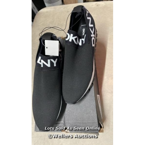 4055 - LADIES NEW AND BOXED DKNY ASHTON SLIP ON TRAINERS / UK 6 / B31