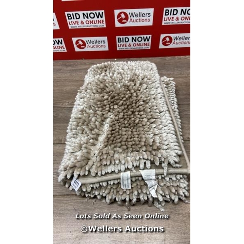 6073 - SHIMMER BATH RUG / MINIMAL SIGNS OF USE  / E48