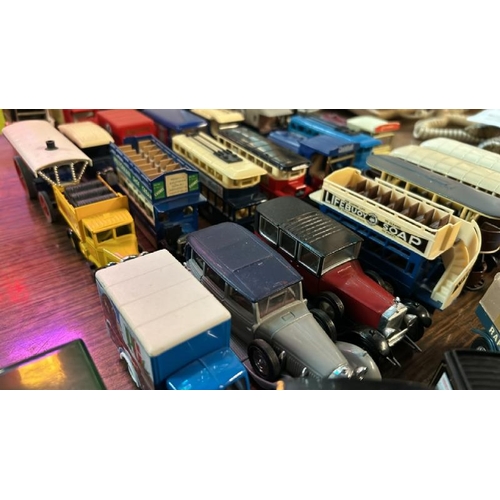 175 - A collection of thirty-two unboxed Matchbox, Lledo, Days Gone By and Corgi model vehicles / AN31