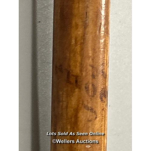 188 - Alpine walking stick, with Ibex horn handle and carved foot, faint makers name and brass tip. 82 cm ... 