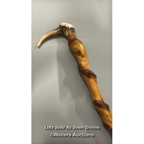 189 - Antler handled walking stick, with brass screw fixing in the middle. 92cm, long.