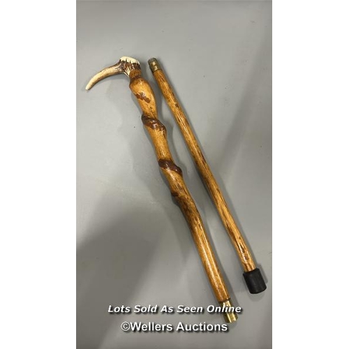 189 - Antler handled walking stick, with brass screw fixing in the middle. 92cm, long.