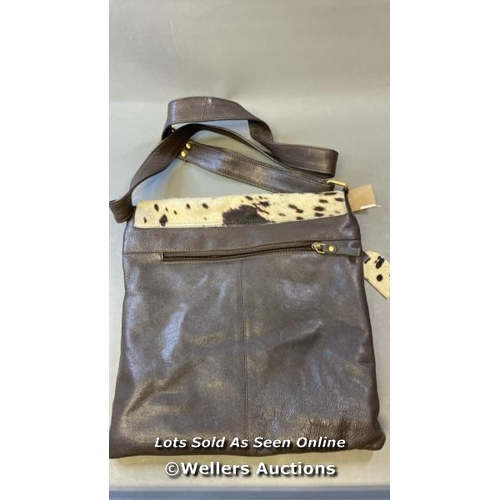 11 - TAURUS LEATHER SHOULDER BAG / E61