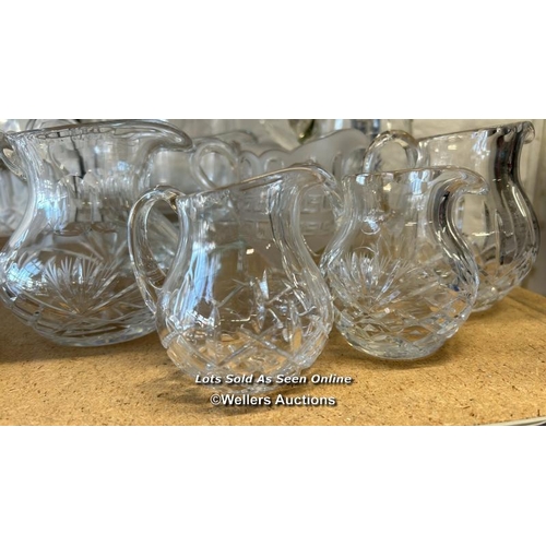 286 - Assorted glass jugs, tallest 23cm high / AN17