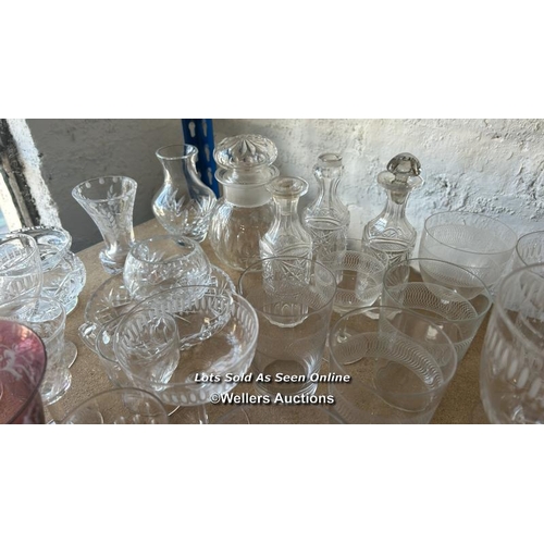 287 - A large collection of glassware including sherry glasses, wine glasses, bottles and perfume bottle /... 