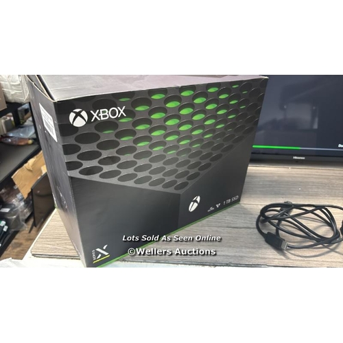 8311 - XBOX SERIES X 1TB SSD IN BLACK / POWERS UP, APPEARS NEW OPEN BOX (TV NOT INCLUDED)