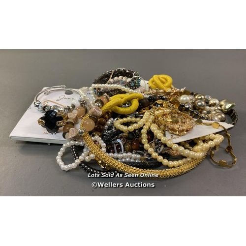 9549 - BAG OF JEWELLERY