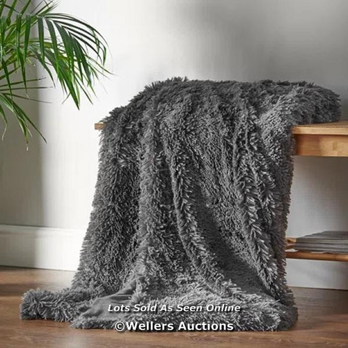 8709 - RRP: 15 - CATHERINE LANSFIELD CUDDLY FAUX FUR 150X200CM THROW / COLOUR: CHARCOAL / PLEASE NOTE - INT... 