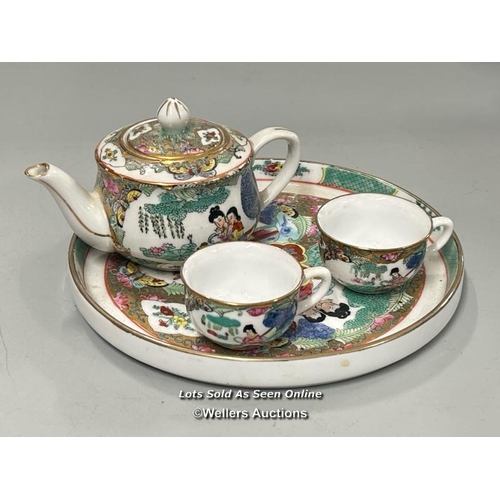 17 - A modern chinese part tea service comprising tea pot, two cups and tray / AN4