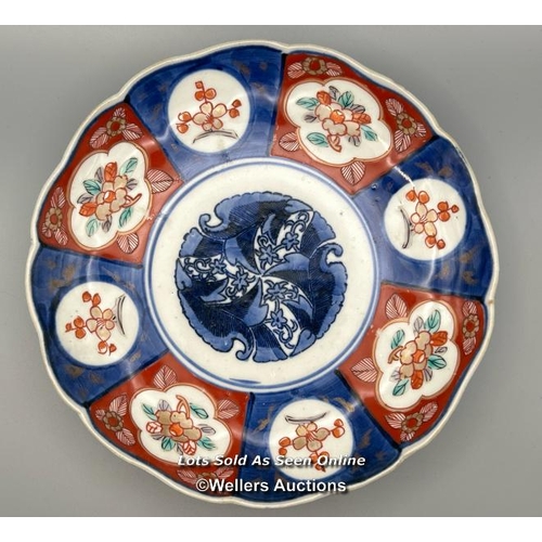 28 - A pair of Japanese Imari red & blue hand painted plates, 22 cm diameter / AN5