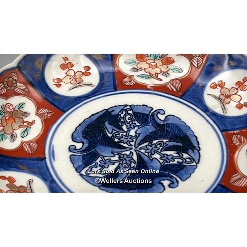 28 - A pair of Japanese Imari red & blue hand painted plates, 22 cm diameter / AN5