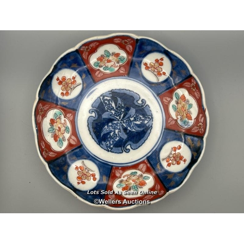 28 - A pair of Japanese Imari red & blue hand painted plates, 22 cm diameter / AN5