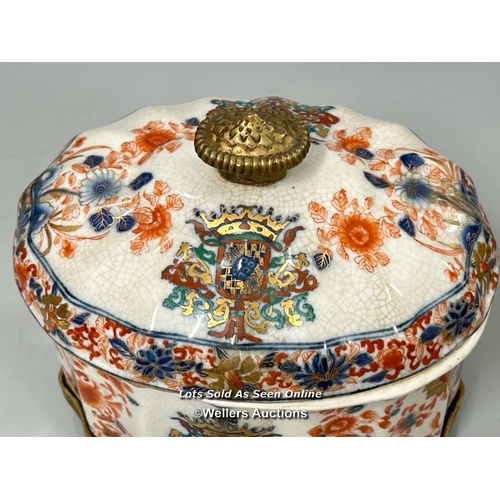 33 - French Samson style porcelain box and cover on brass paw stand, decorated with a pseudo coat of arms... 