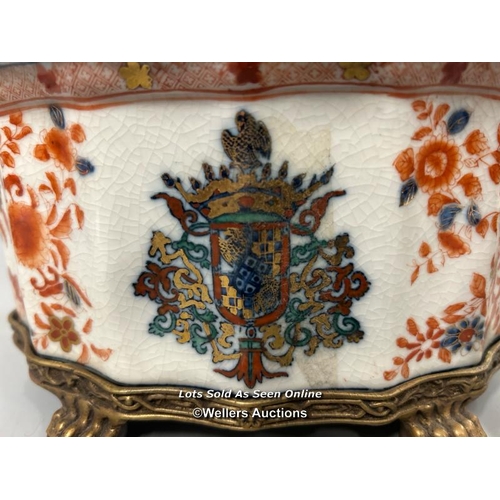 33 - French Samson style porcelain box and cover on brass paw stand, decorated with a pseudo coat of arms... 