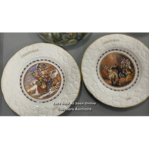 43 - Collectable plates including eleven Wedgewood Wind in the Willows and four Coalport Christmas 1979 -... 