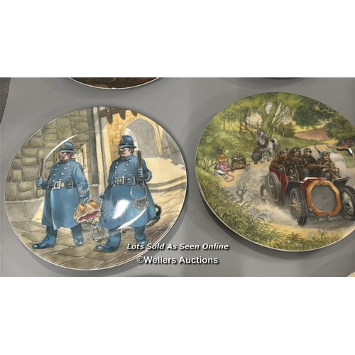 43 - Collectable plates including eleven Wedgewood Wind in the Willows and four Coalport Christmas 1979 -... 