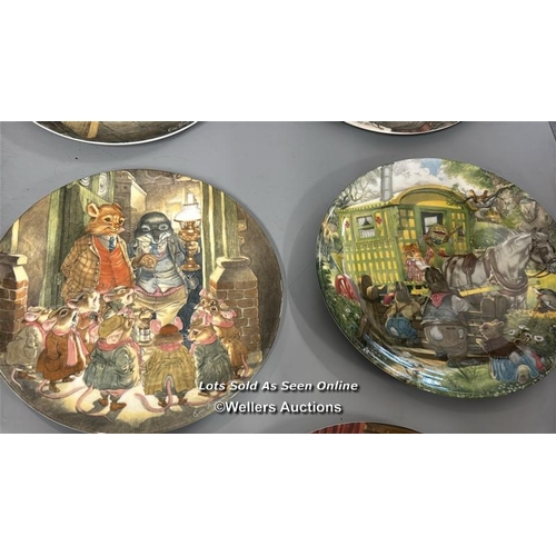 43 - Collectable plates including eleven Wedgewood Wind in the Willows and four Coalport Christmas 1979 -... 