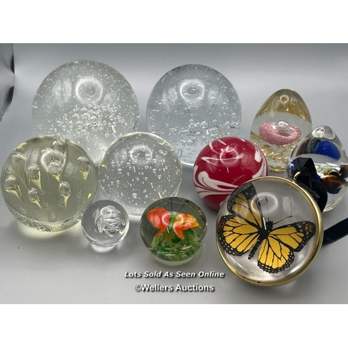 45 - Eight glass paperweights and a glass butterfly decoration / AN8