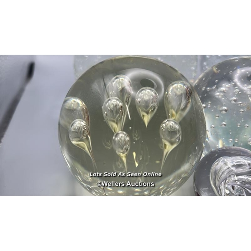 45 - Eight glass paperweights and a glass butterfly decoration / AN8