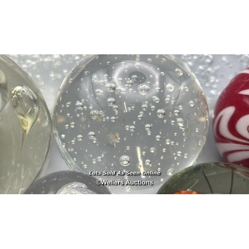 45 - Eight glass paperweights and a glass butterfly decoration / AN8