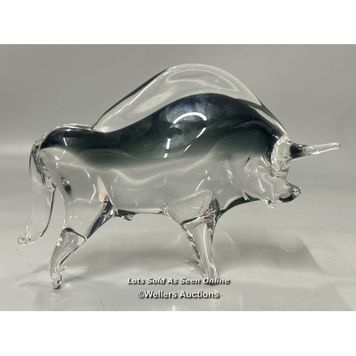 49 - Vintage Murano glass Bull, 18cm high with minor damage near the tail / AN8