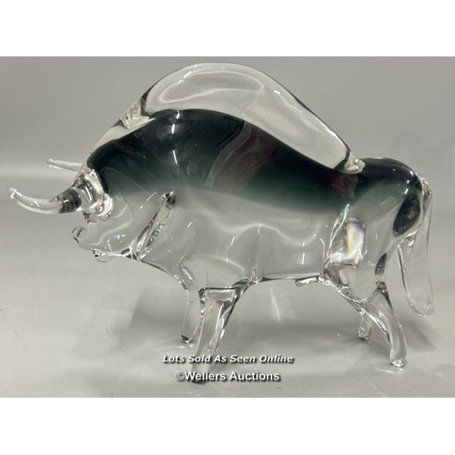 49 - Vintage Murano glass Bull, 18cm high with minor damage near the tail / AN8