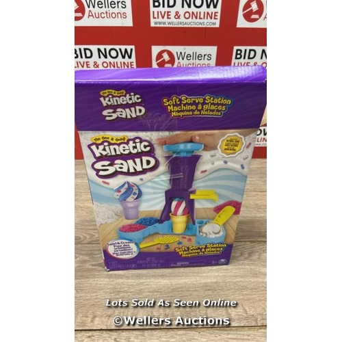 7038 - KINETIC SAND, SOFT SERVE STATION WITH 396G OF PLAY SAND (BLUE, PINK AND WHITE), 2 ICE-CREAM CONES AN... 