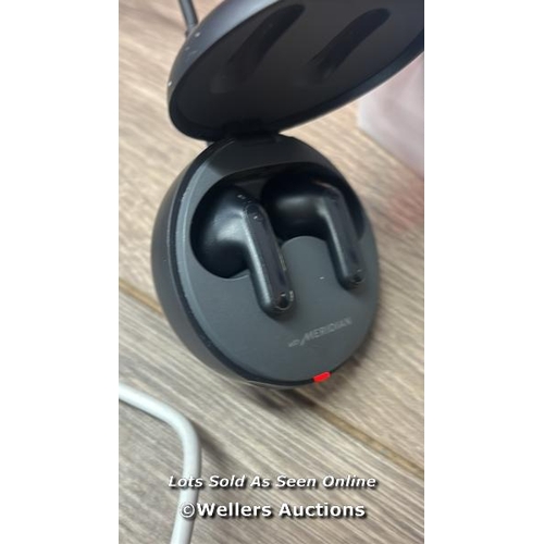 8074 - LG UFP5 WIRELESS EARBUDS / CONNECTS TO BT, PLAYS MUSIC / POWERS UP / SIGNS OF USE / F18