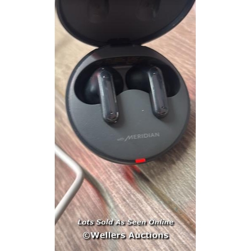 8074 - LG UFP5 WIRELESS EARBUDS / CONNECTS TO BT, PLAYS MUSIC / POWERS UP / SIGNS OF USE / F18