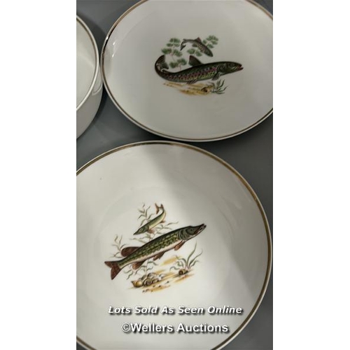 57 - Schumann Bavaria part dinner service depicting fish / AN9