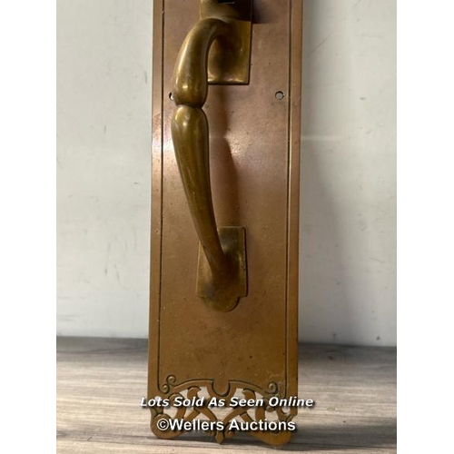 301 - Brass pull door handle on ornately shaped back panel with key hole and lever