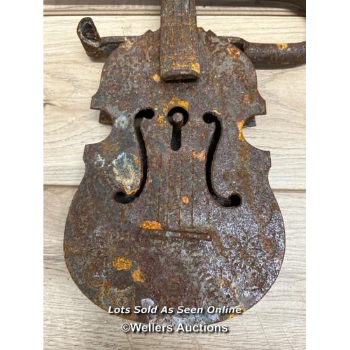 307 - Large figural iron gate lock in the form of a violin / 37cm h