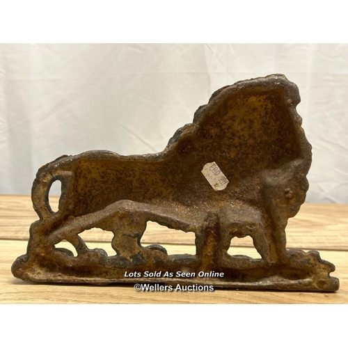 310 - Cast iron lion door stop / 22cm l