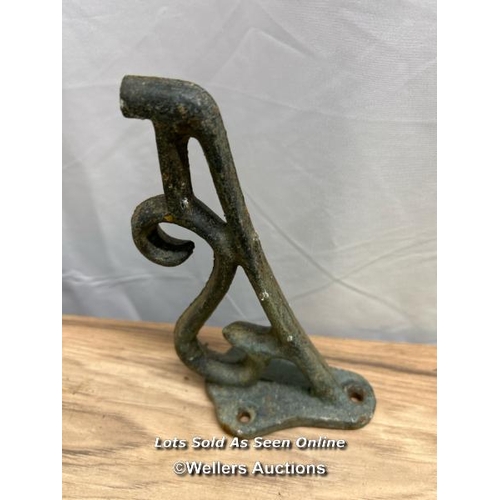 340 - X11 decorative iron shelf brackets