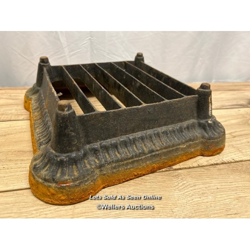 341 - Vintage cast iron boot scrapper / 30cm x 30cm