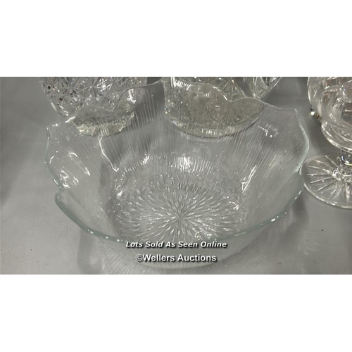 89 - Glassware including cut glass jug, decanter (without stopper), fruit bowls and vases (7) / AN23