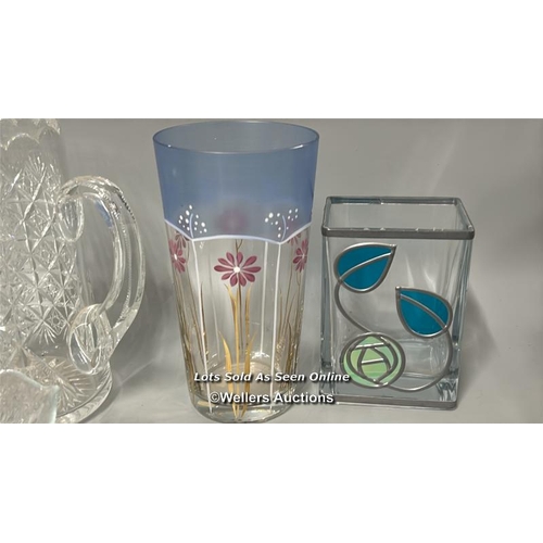 89 - Glassware including cut glass jug, decanter (without stopper), fruit bowls and vases (7) / AN23