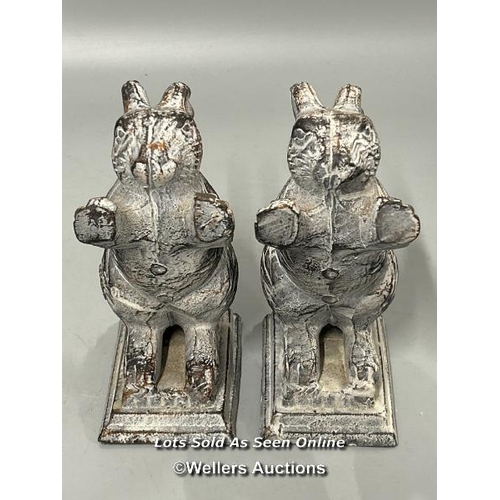 96 - A pair of cast painted cast iron Rabbit bookends, 18.5cm high / AN24