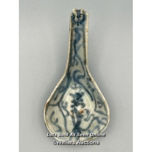 131 - A Chinese porcelain Ming Dynasty spoon, hand painted underglaze blue, 10cm long, 5cm wide / AN47