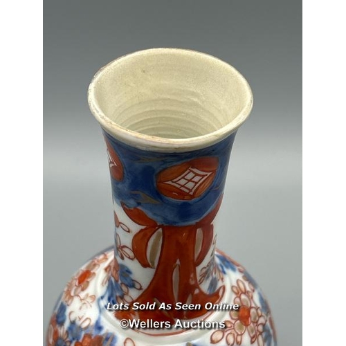 139 - A small Japanese Imari bottle vase, 15.8cm high / AN47