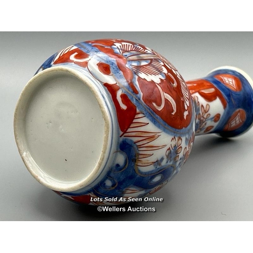 139 - A small Japanese Imari bottle vase, 15.8cm high / AN47