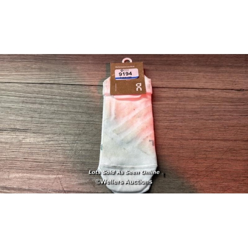 9194 - ON RUNNING M  PERFORMANCE LOW SOCK L WHITE | IVO / SIZE L / APPEARS NEW IN PACKAGING / SOME MARKS / ... 