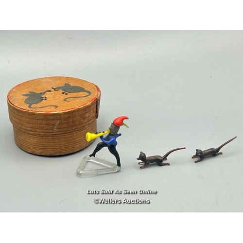 155 - Vintage miniature glass figures to include the Pied Piper and two Rats in original box, four tiny bi... 